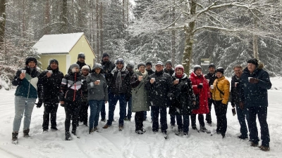 Glühwein-Pause bei der Forstkapelle an der alten Wernersreuther Straße. (Bild: Monika Maierhöfer-Maier )