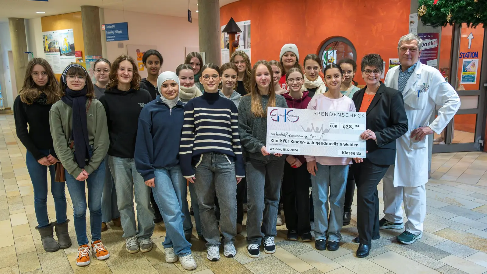 Die 8a des Elly-Heuss-Gymnasiums beweist soziales Engagement. Sie überreicht 425 Euro für die Kinderklinik Weiden. Darüber freuen sich besonders (von rechts) Chefarzt Dr. Fritz Schneble und Manuela Humig aus der Pflegedirektion. (Bild: Martin Kuhn)