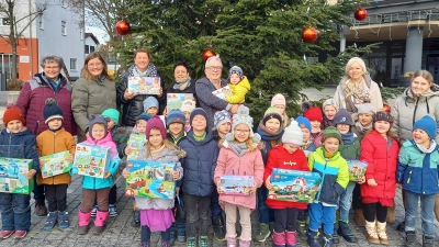 Spielzeug für die Wiesauer Kindergärten: Im Bild Kinder und Vertreterinnen der drei Kindergärten Tonwerker, St. Elisabeth und St. Josef mit Bürgermeister Toni Dutz. (Bild: Verwaltungsgemeinschaft Wiesau/exb)