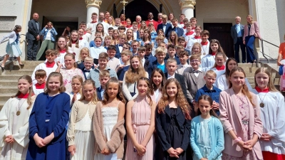 Mit Gottes Kraft in die Zukunft – 51 Jugendliche aus zwei Pfarreien gefirmt (Bild: Stefanie Jungwirth)