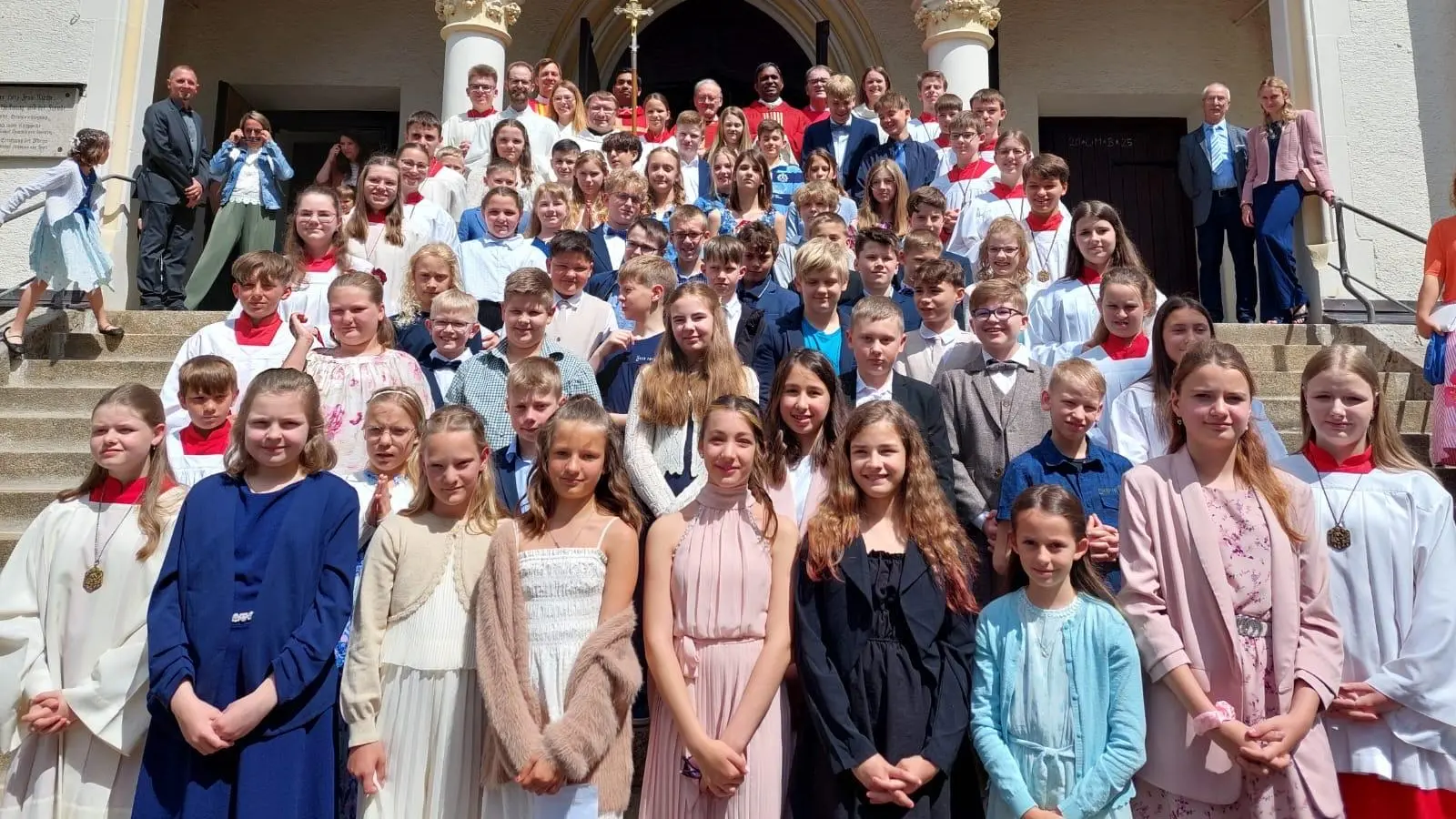 Mit Gottes Kraft in die Zukunft – 51 Jugendliche aus zwei Pfarreien gefirmt (Bild: Stefanie Jungwirth)