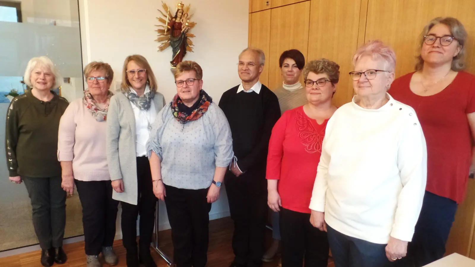 Der neue Vorstand des Katholischen Frauenbundes Kohlberg mit (von links) Schriftführerin Johanna Fischer, Schatzmeisterin Edith List, Andrea Schwarz und Beate Heumann als Vorsitzende, Pfarrer Varghese Puthenchira und die Beisitzerinnen Carina Eckmeder, Andrea Merkl, Ute Röber sowie Andrea Gagulic. (Bild: jml)