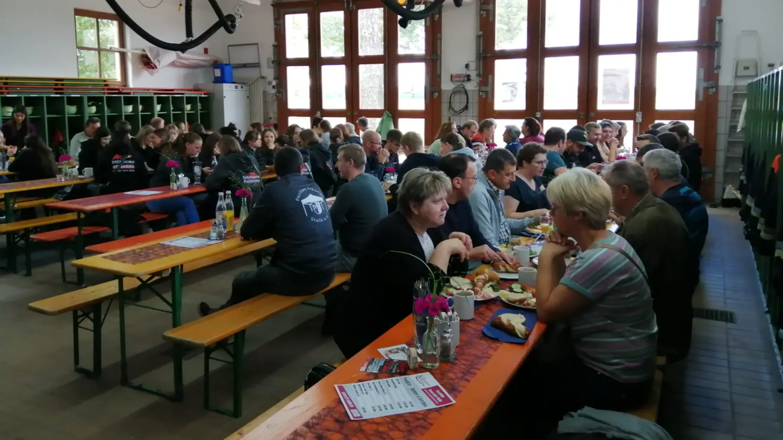 Die Festdamen der Feuerwehr Stulln luden zum Frühstück ins Feuerwehrhaus. (Bild: Ela Bierler)