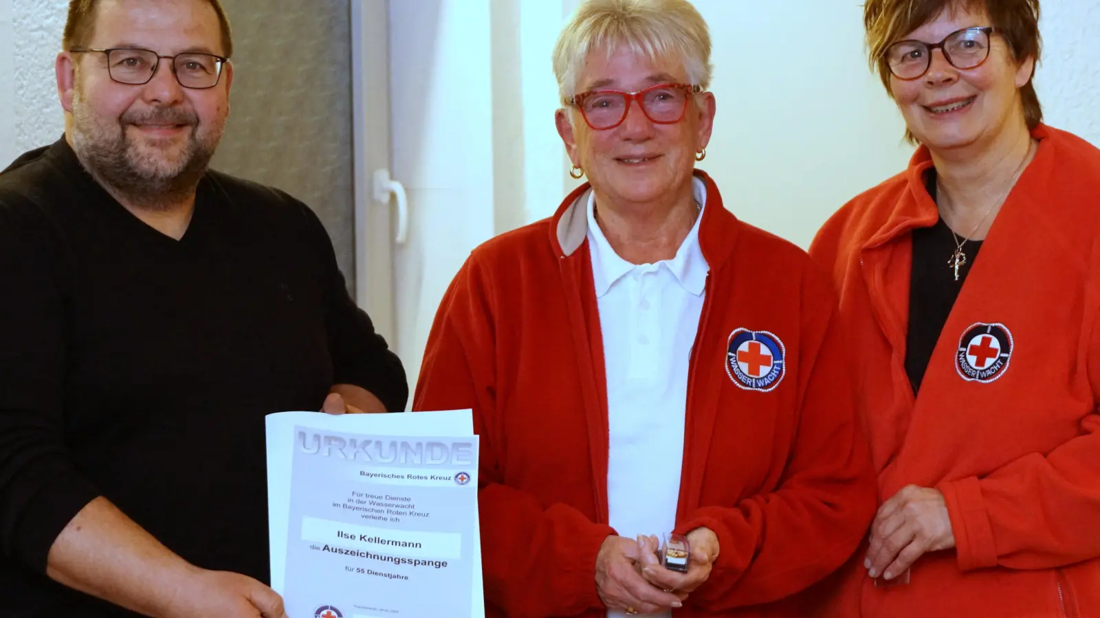 Vorsitzende Michaela Wirner (rechts) und Bürgermeister Thomas Kaufmann dankten Ilse Kellermann (von links) für mittlerweile über 55 Dienstjahre.  (Bild: Wasserwacht Immenreuth/exb)