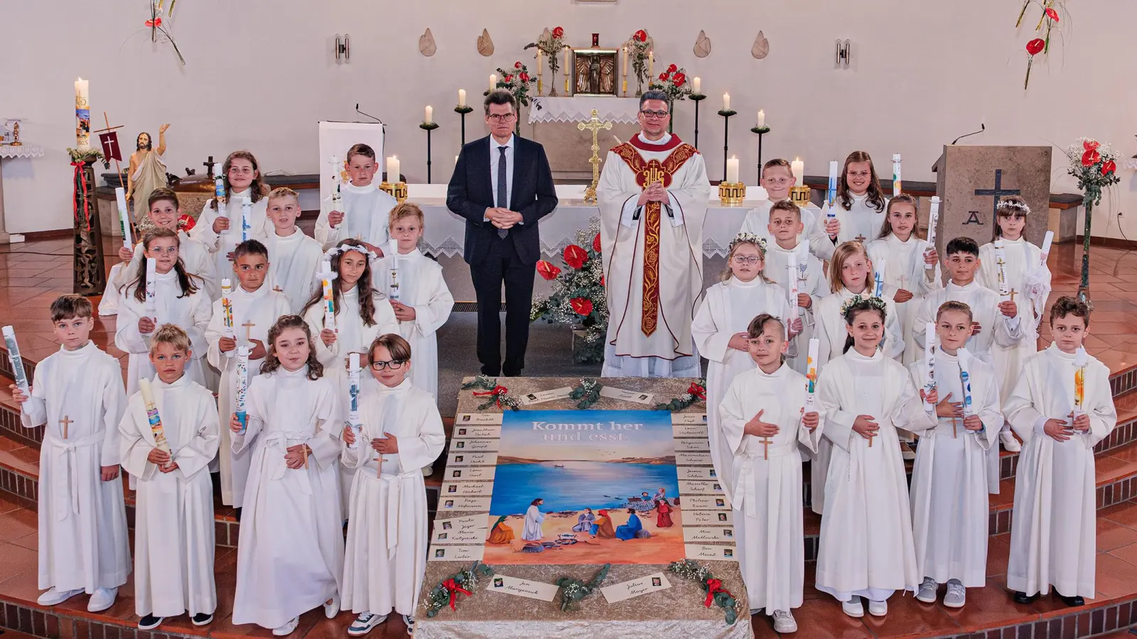 Die 24 Erstkommunionkinder der Pfarrei St. Konrad mit Gemeindereferent Martin Melchner und Pfarrer Michael Jakob.  (Bild: Günter Scharl)