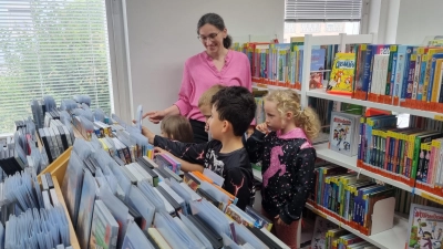der Johanniter-Kindergarten „Wichtelvilla“ besuchte die Stadtbibliothek in Schwandorf. (Bild: Vanessa Weber)