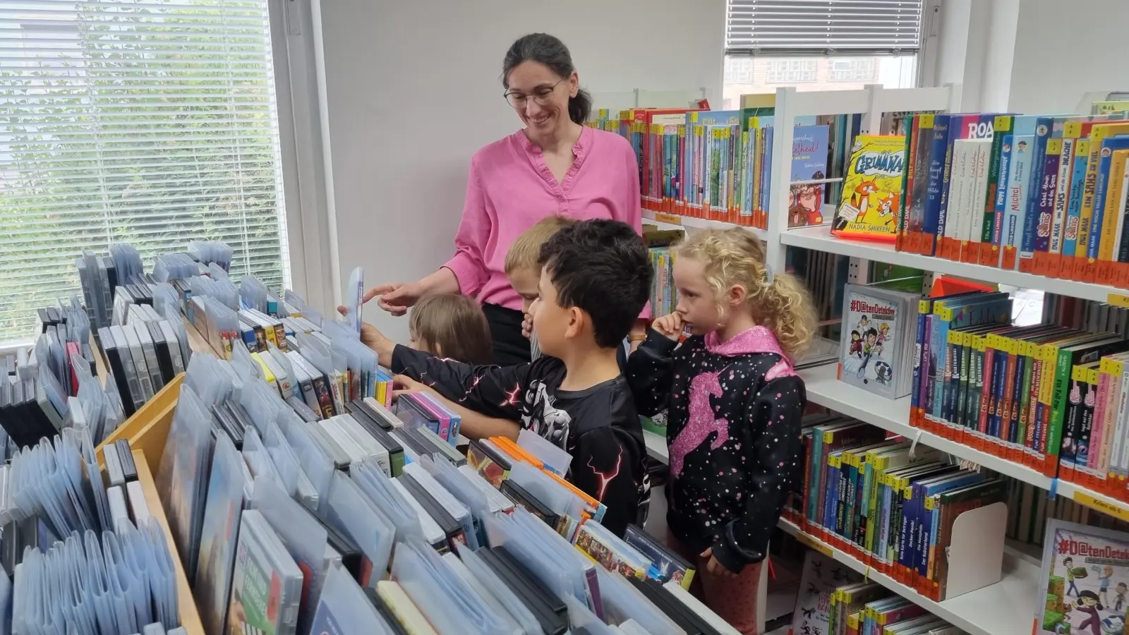 der Johanniter-Kindergarten „Wichtelvilla“ besuchte die Stadtbibliothek in Schwandorf. (Bild: Vanessa Weber)