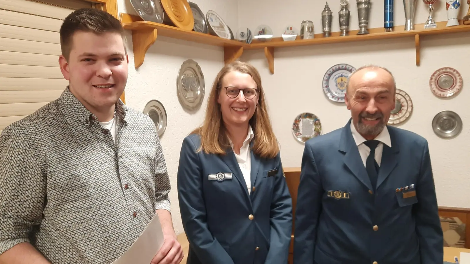 Bei der Jahresabschlussfeier stellt THW-Chef Hans Deyerl (rechts) seinen neuen Stellvertreter Martin Simon (links) vor, Veronika Engler von der THW-Regionalstelle überreicht beiden die Ernennungsurkunde zum Ortsbeauftragten bzw. zum Stellvertreter. (Bild: Berger/exb)