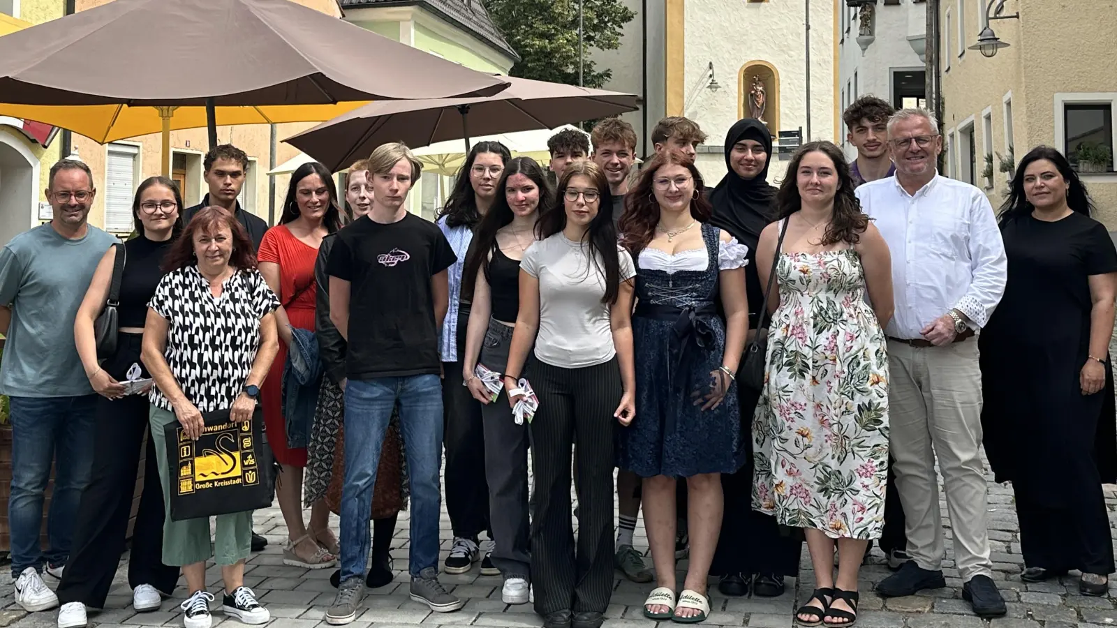 Oberbürgermeister Andreas Feller (2.von rechts) lud die Abschlussschülerinnen und <br>-schüler der Mittelschule Dachelhofen zusammen mit ihren Lehrkräften zum gemeinsamen Mittagessen ein. (Bild: Lara Schmaus)