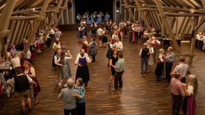 Begeisterte Tanzpaare beim Bayerischen Tanzabend im Kultur-Schlosses Theuern (Bild: Mike Radowsky)