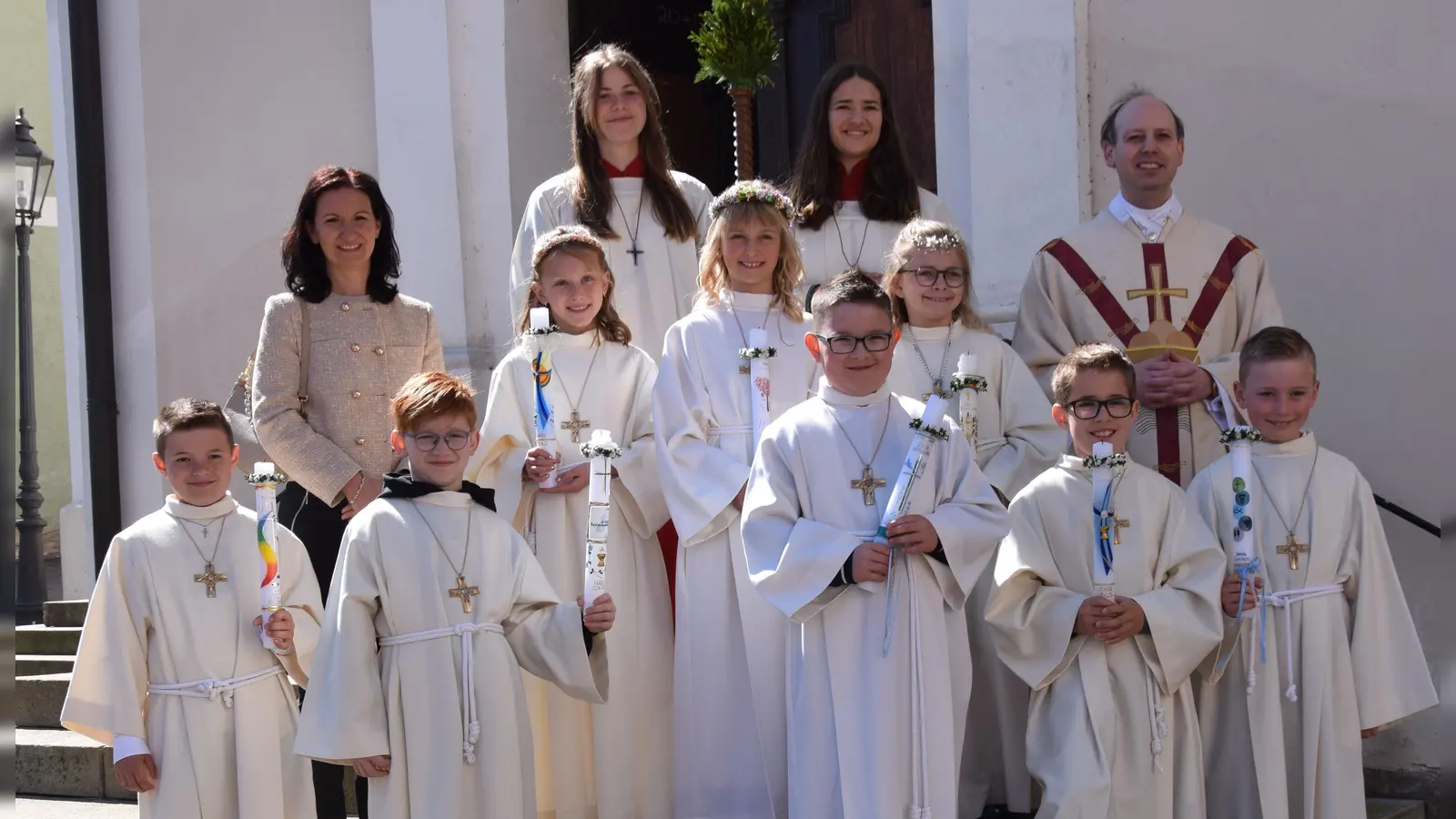 Acht Kinder der Lautertal-Grundschule Hohenburg am Weißen Sonntag zum ersten Mal am Tisch des Herrn gewesen. Pfarrer Hans Jürgen Zeitler (hi. Rechts) dankte allen, die an der Vorbereitung und der Gestaltung der Erstkommunionfeier mitgearbeitet haben. Links hinten Schulleiterin Christine Kölbl.  (Bild: Paul Böhm)