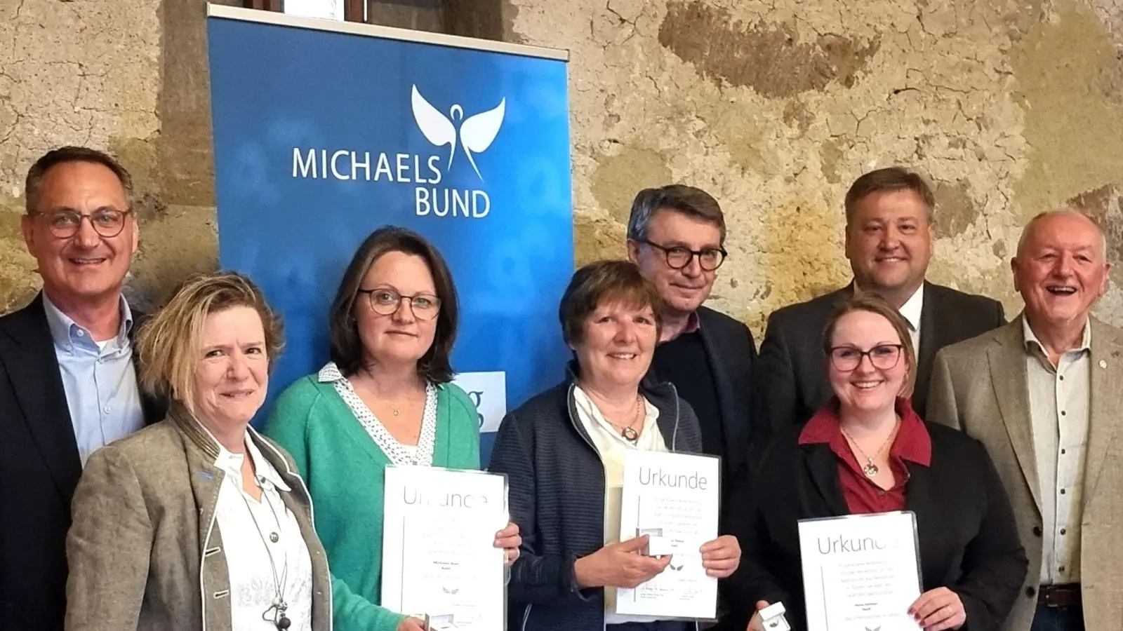 Mitarbeiterinnen der Gemeindebücherei Kastl werden ausgezeichnet (von links): Direktor Stefan Eß vom Michaelsbund, Diözesanbibliothekarin Martha Gottschalk, einige Geehrte (mit Urkunden), Ludwig Brandl von der Diözesanstelle in Eichstätt, Bürgermeister Stefan Braun und Büchereileiter Georg Dürr. (Bild: dü)