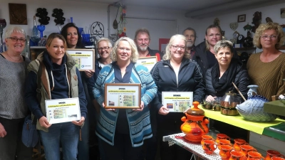 Der Schnäppchen- und Flohmarktladen schüttet wieder sein Füllhorn aus und überreicht fünf Spenden an verschiedene Empfänger (von links): Veronika Pröls, Dr. Birgit Weigl, Nicole Kredler, Elfriede Kredler, Barbara Streit, Günter Engelhardt, Anja Schertl, Georg Schmer, Tanja Schönl, Iris Rittner und Gudrun Quarder.  (Bild: rha)