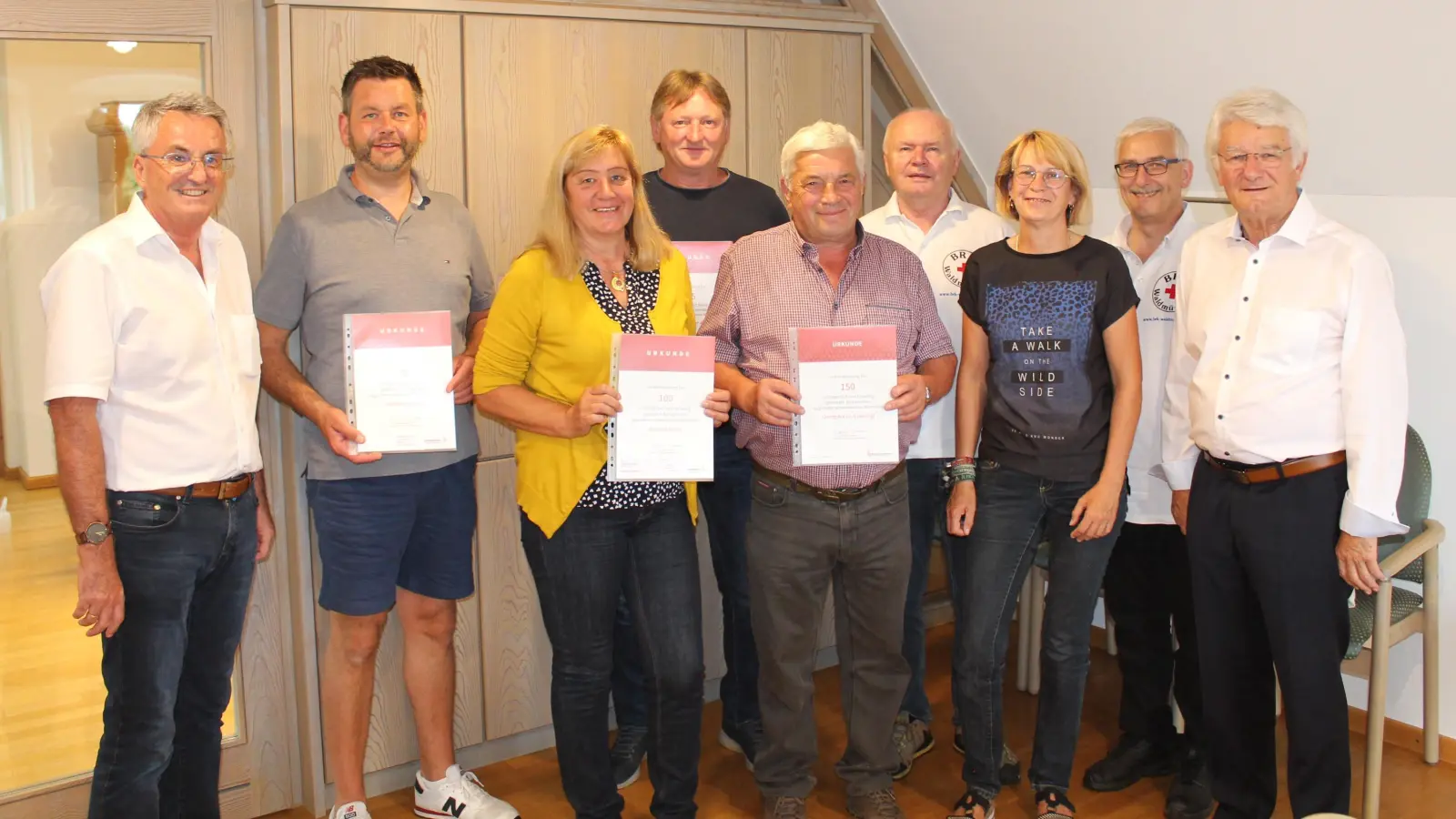 Im Rathaus Tiefenbach wurden diese langjährigen Blutspender geehrt. (v. links) Bürgermeister Ludwig Prögler, Christian Stangl, Antonia Serve, Werner Serve, Georg Grauvogel, Dr. Peter Hering, Martina Betz-Frech, Andreas Urban, Kreisvorsitzender Theo Zellner (Bild: Nikolaus Scherr)