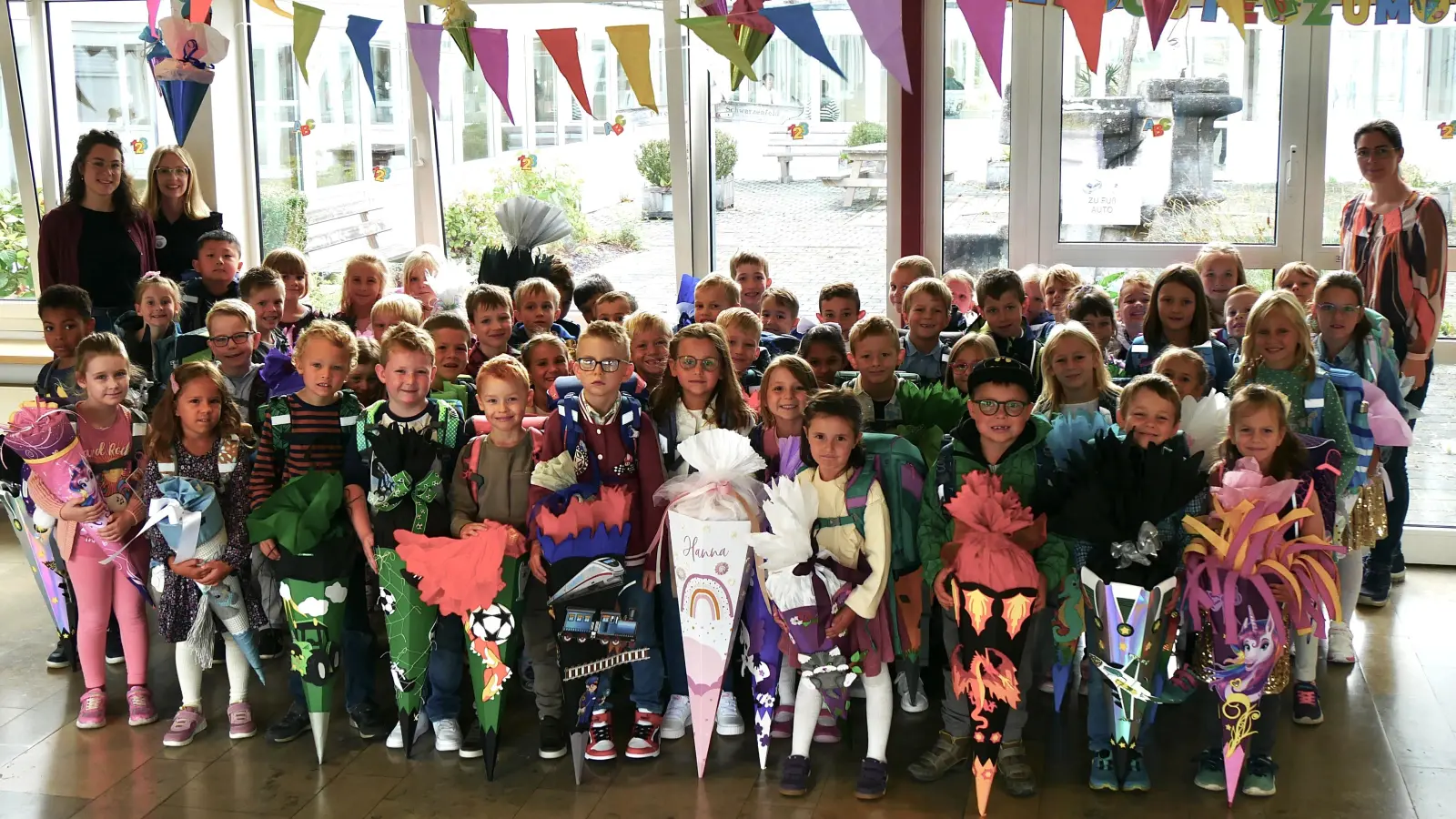 Die Erstklässler der Grundschule Nabburg mit ihren Lehrerinnen Simone Singer, Regina Ebenschwanger und Lea Pronath. (Bild: Singer Simone )