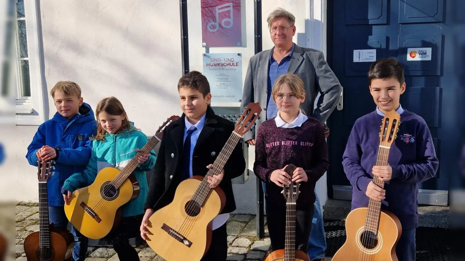 Gitarrenschüler mit ihrem Lehrer, Ctibor Süsser. (Bild: Jan Supguth)