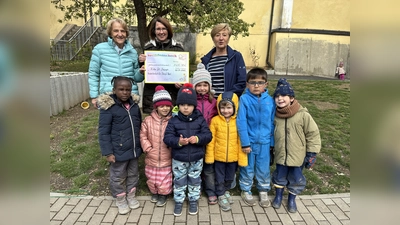 Die Leiterin des Kindergartens St. Joseph, Kerstin Gmehling (Mitte) übergibt den symbolischen Spendenscheck an die Vorstandsmitglieder der Kinderkrebshilfe Jutta Harbig (links) und Petra Troppmann (rechts). (Bild: Bernhard Knauer [krb])