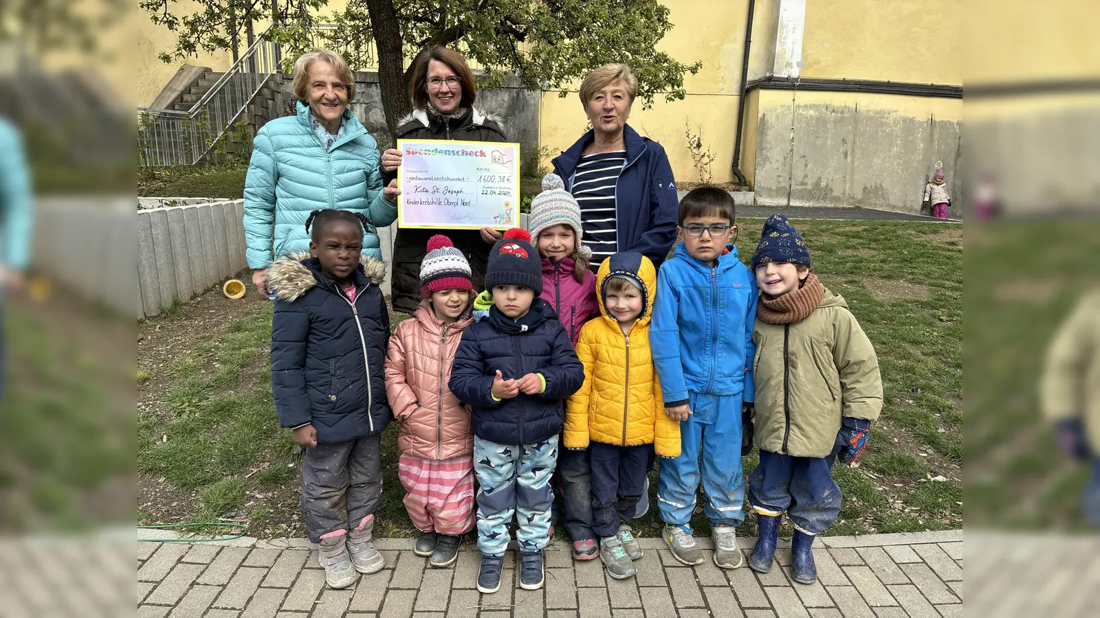 Die Leiterin des Kindergartens St. Joseph, Kerstin Gmehling (Mitte) übergibt den symbolischen Spendenscheck an die Vorstandsmitglieder der Kinderkrebshilfe Jutta Harbig (links) und Petra Troppmann (rechts). (Bild: Bernhard Knauer [krb])