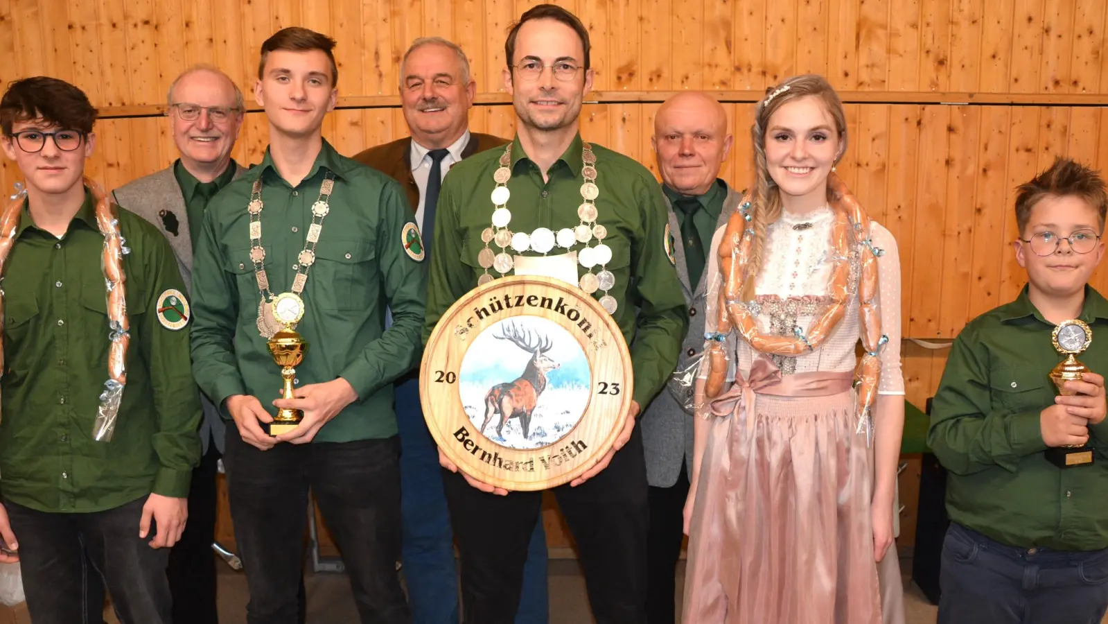 Neue Könige hat der Schützenverein Großensees gekürt. Im Bild von links Felix Grillmeier, Schützenmeister Erich Völkl, der neue Jugendkönig Fabian Ockl, Bürgermeister Johann Burger, der neue Schützenkönig Bernhard Voit, Vorsitzender Helmut Kipferl, Sarah Haberkorn und Bambini-König Elias Werner.  (Bild: jr)