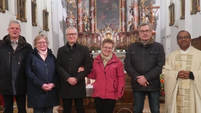 Stadtpfarrer Hrudaya Madanu (rechts) stellt die neuen Kirchenratsmitglieder der Pfarrei St. Ägidius vor. (Von links): Franz-Josef Einhäupl, Monika Mrosek, Gerhard Kederer, Sieglinde Winkelmaier und Franz Stubenvoll. Nicht im Bild, da verhindert, Helmut Schöpf. (Bild: Rosi Hasenstab)