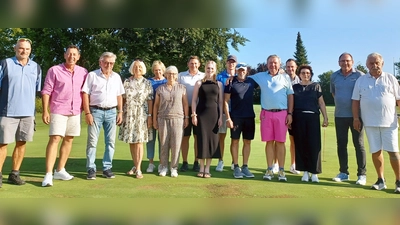 Eine rundum gelungene Angelegenheit war der „Kuno-Cup 2024“ des GLC Schmidmühlen, bei dem sich Spielleiter Reinhold Scharl (r.) und GLCS-Präsident Harald Thies (5. v. r.) bei Clubwirt Roland „Kuno“ Konopisky (2. v. r.) für dessen Unterstützung bedankten. <br> (Bild: Stephan Landgraf)