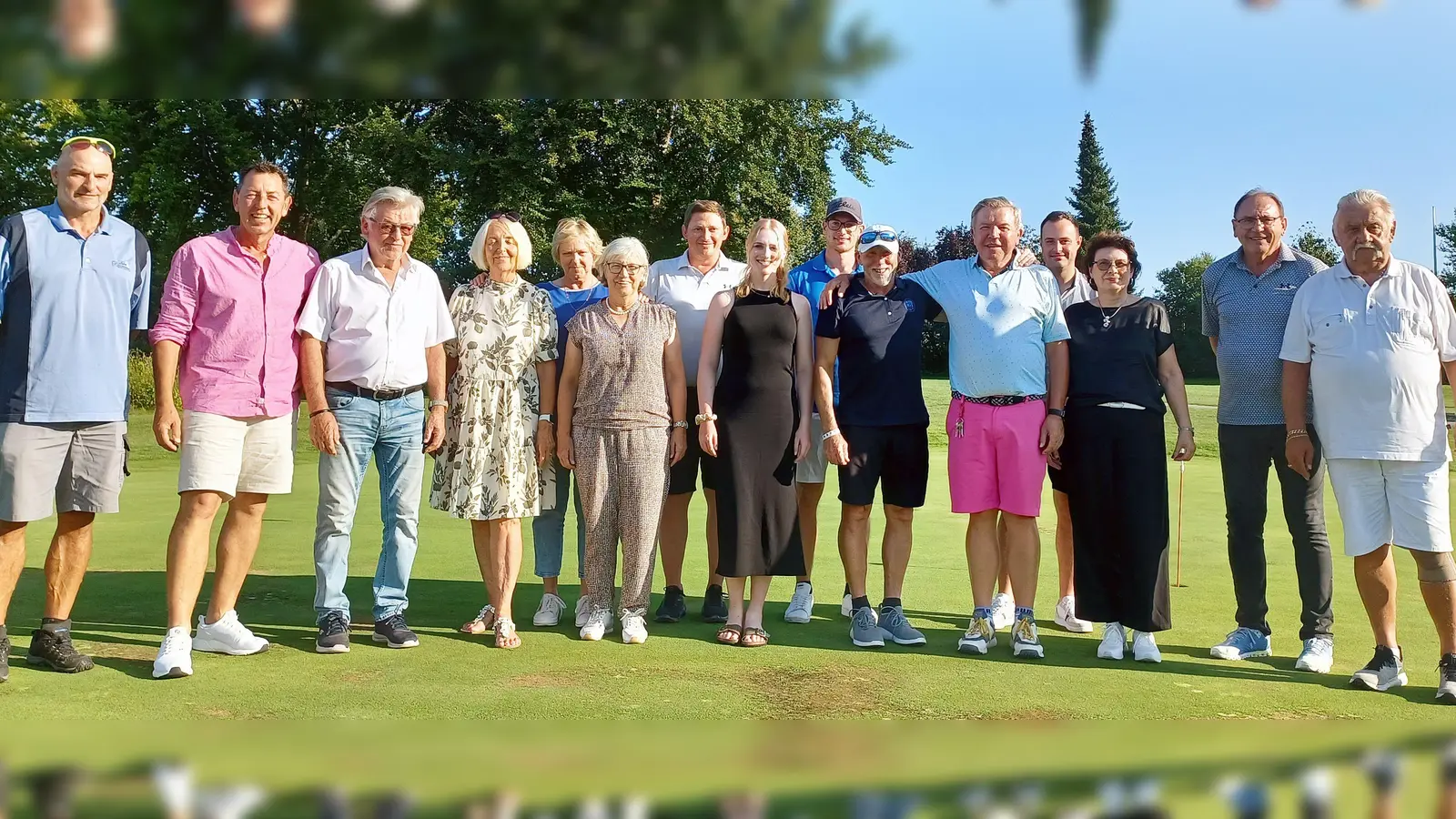 Eine rundum gelungene Angelegenheit war der „Kuno-Cup 2024“ des GLC Schmidmühlen, bei dem sich Spielleiter Reinhold Scharl (r.) und GLCS-Präsident Harald Thies (5. v. r.) bei Clubwirt Roland „Kuno“ Konopisky (2. v. r.) für dessen Unterstützung bedankten. <br> (Bild: Stephan Landgraf)