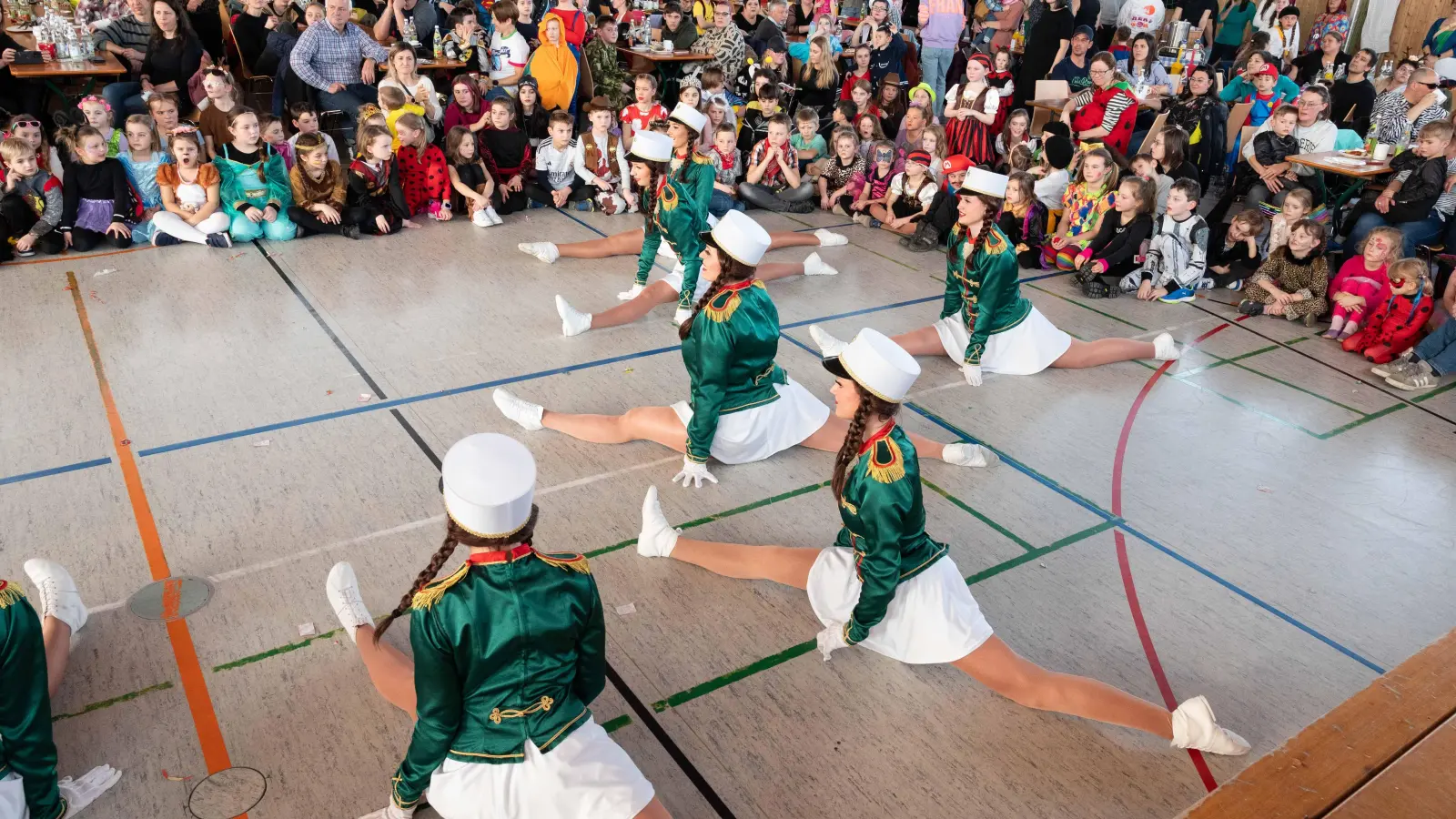 Marschtanz der Prinzengarde der AWO Tanzgruppe Grün-Weiß Oberviechtach e.V.  (Bild: Michael Welnhofer)