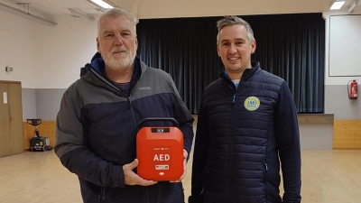 1. Vorsitzender Heinrich Hildebrand und 2. Vorsitzender Andreas Solter mit dem neu angeschafften öffentlich zugänglichen Defibrillator  (Bild: Silvia Solter)