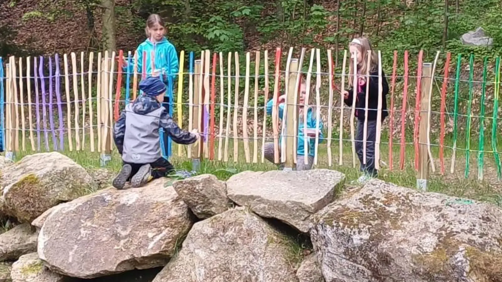 Die Pfadfinder Windischeschenbach bringen den Waldspielplatz auf Vordermann. (Bild: Stefan Gierisch/exb)