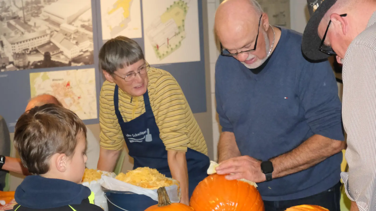 Kürbis schnitzen bei der Museumsnacht in Mitterteich. (Bild: Stefanie Schreiner)