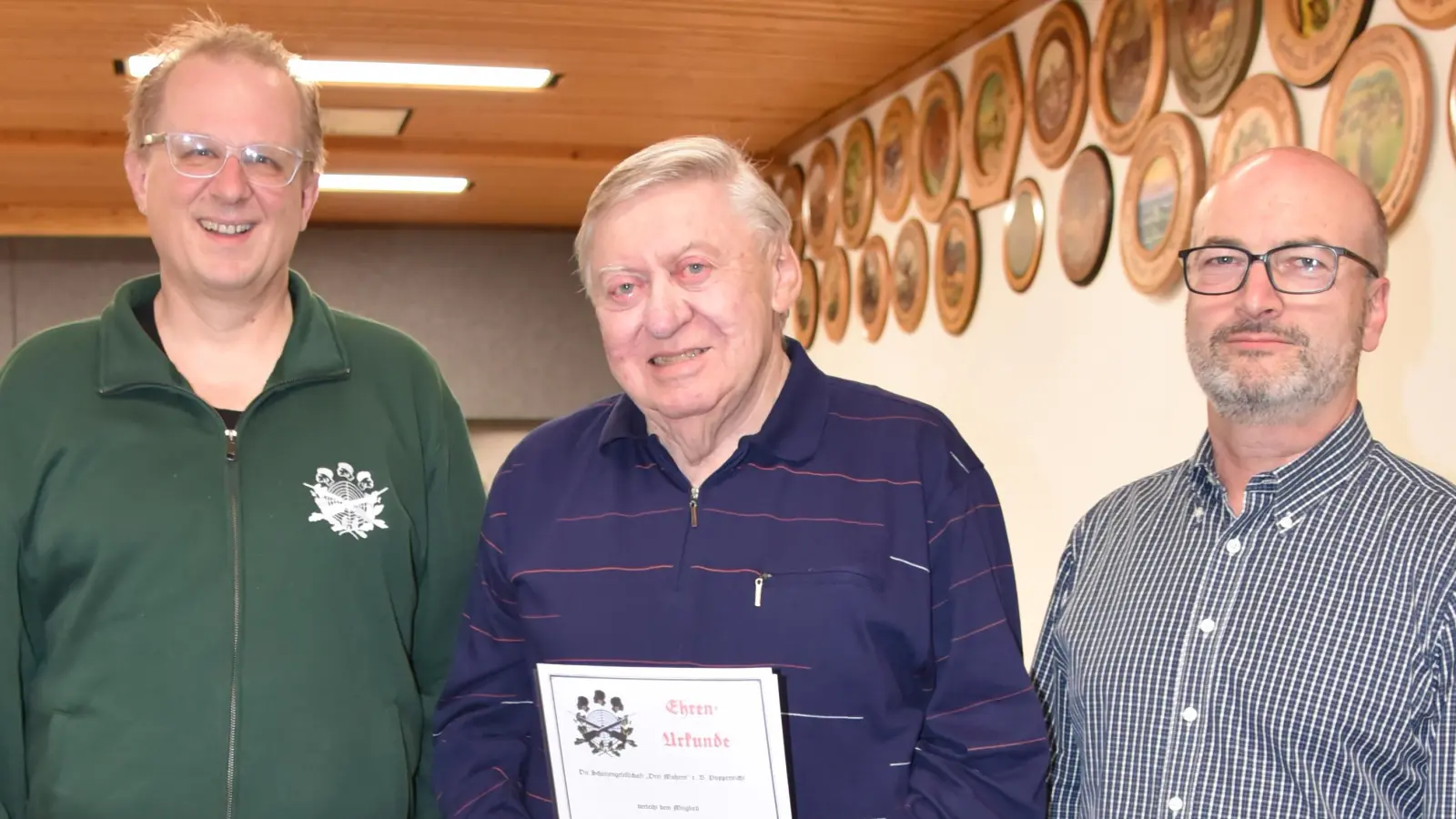 Das Bild zeigt den Geehrten Manfred Hüttl mit 1. Schützenmeister Reiner Hoffmann (li.) und 2. Schützenmeister Markus Gebhard (re.). (Bild: Josef Schmaußer)