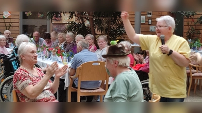 Gemütliches Beisammensein war beim Maifest im Seniorenzentrum Kemnath angesagt. (Bild: Seniorenzentrum Kemnath/exb)