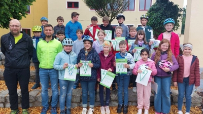 Verkehrserzieher Wolfgang Piehler und Bernhard Strehl (von links) mit den erfolgreichen Fahrradfahrern einer 4. Klasse. (Bild: Birgit Pruy)