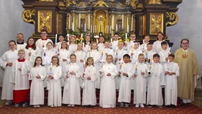 Die Erstkommunionkinder, Pfarrer Mader, Gemeindereferentinnen, Ministranten und Mesner. (Bild: Maria Müller)