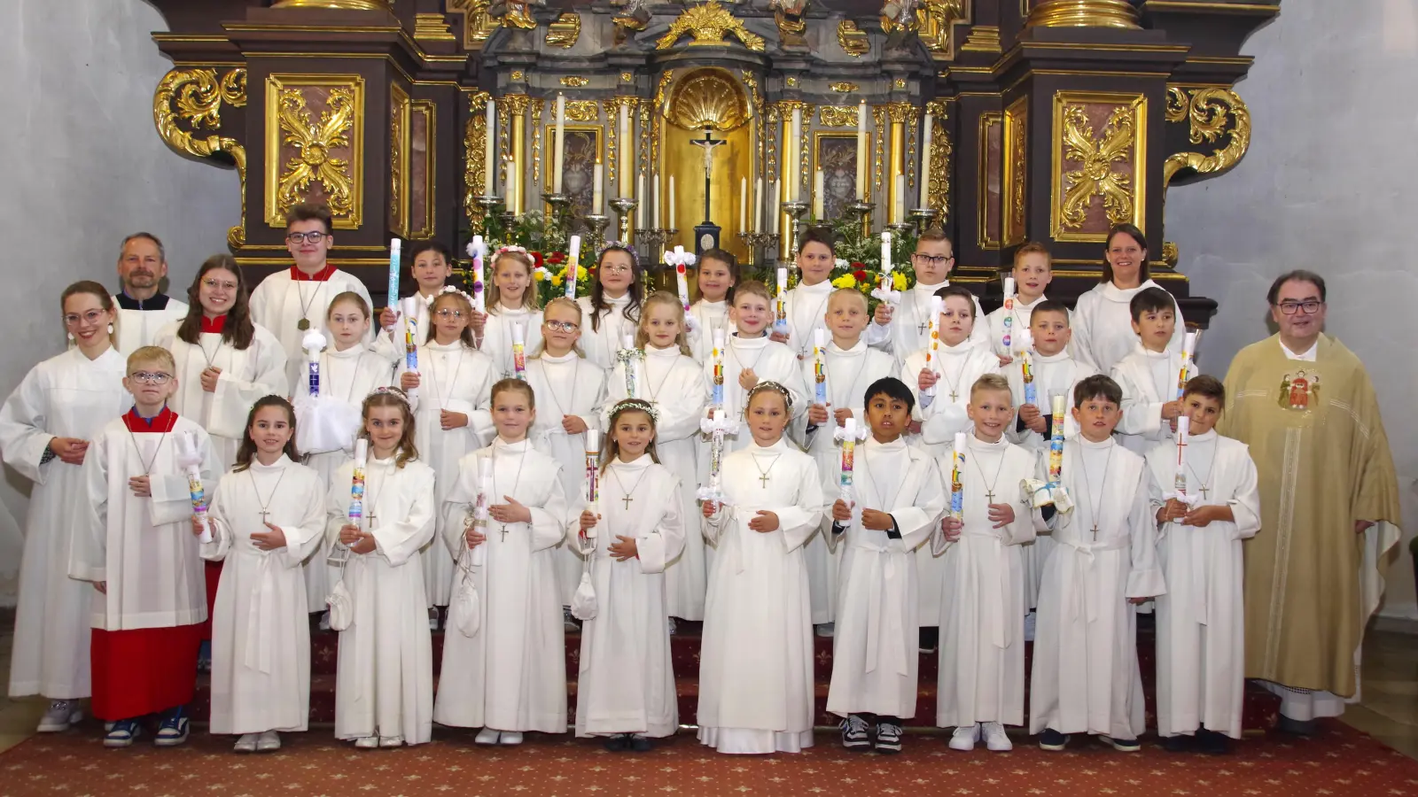 Die Erstkommunionkinder, Pfarrer Mader, Gemeindereferentinnen, Ministranten und Mesner. (Bild: Maria Müller)