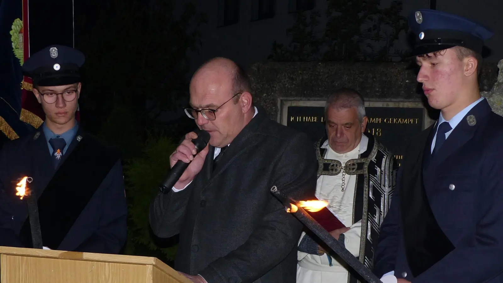 Bürgermeister Johannes Schmid und Pater Jakob Seitz gestalteten die Gedenkfeier am Ehrenmal für die Kriegsgefallenen.  (Bild: Gerhard Löckler)