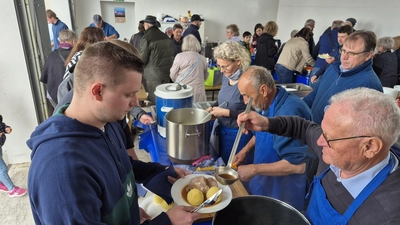 Ist das Bier wohl so teuer, dass die THWler einen Hydranten „anzapfen“ müssen? Nein – ist hier die Antwort. Rainer Wild (links) baute einen ausgemusterten THW-Hydranten in eine lebensmittelechte Zapfanlage um. THW-Ortsbeauftragter Hans Deyerl, die ehemalige THW-Geschäftsführerin Ilona Knecht-Jesberger und THW-Zugführer Michael Pretzl zusammen mit Michael Schneeberger am Ausschank (von links) ließen sich den frischen Gerstensaft schmecken.  (Bild: Gottfried Berger)