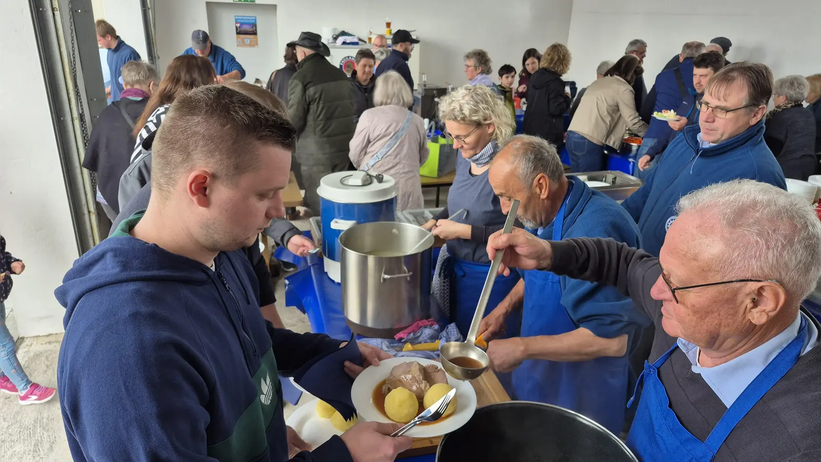 Ist das Bier wohl so teuer, dass die THWler einen Hydranten „anzapfen“ müssen? Nein – ist hier die Antwort. Rainer Wild (links) baute einen ausgemusterten THW-Hydranten in eine lebensmittelechte Zapfanlage um. THW-Ortsbeauftragter Hans Deyerl, die ehemalige THW-Geschäftsführerin Ilona Knecht-Jesberger und THW-Zugführer Michael Pretzl zusammen mit Michael Schneeberger am Ausschank (von links) ließen sich den frischen Gerstensaft schmecken.  (Bild: Gottfried Berger)