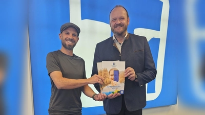 Übergabe Jahresbericht T1, Leiter des T1 Philipp Reich an Landrat Andreas Meier (Bild: Christian Kreil)
