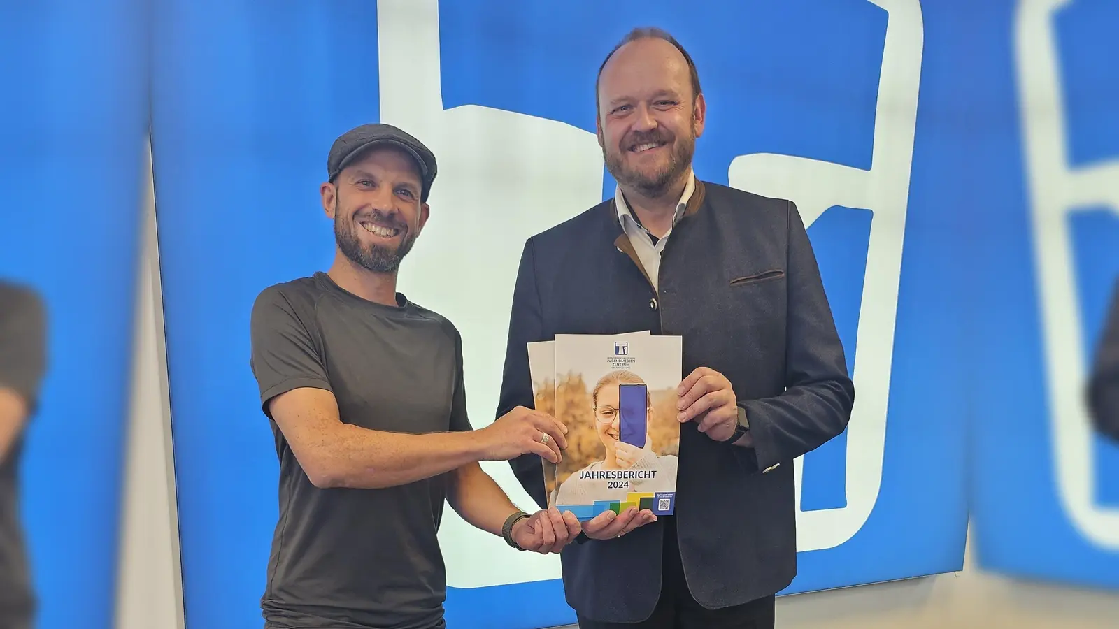 Übergabe Jahresbericht T1, Leiter des T1 Philipp Reich an Landrat Andreas Meier (Bild: Christian Kreil)