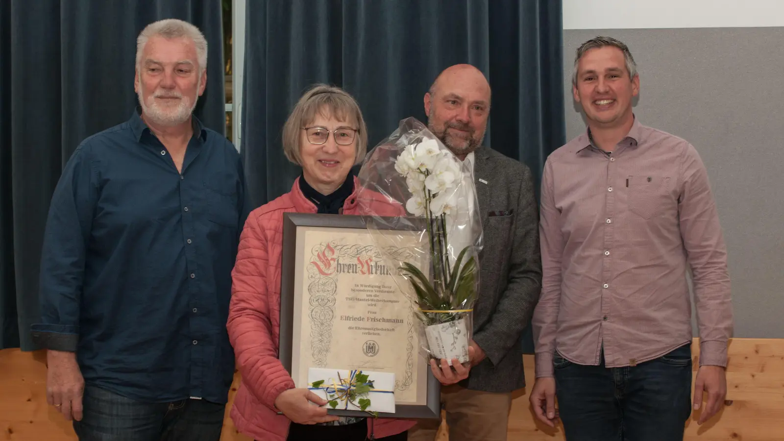 Vorsitzender Heinrich Hildebrand, Schatzmeisterin Elfriede Frischmann, BLSV-Vertreter Paul Günther, Zweiter Vorsitzender Andreas Solter (von links) bei der Übergabe der Urkunde.  (Bild: Bernhard Rauch/exb)