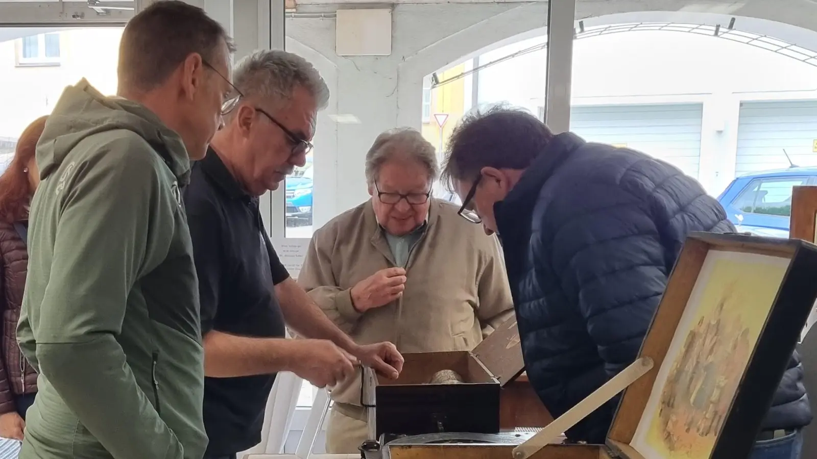 Der Heimatkundliche Arbeits- und Förderkreis hatte zum Internationalen Museumstag ins Museum und zu Kaffee und Kuchen ins Musikeum eingeladen. Hier präsentierte Anton Heindl (Dritter von rechts) seine Sammlung mechanischer Musikautomaten aus dem 19. und 20. Jahrhundert. (Bild: Katrin Pasieka-Zapf)
