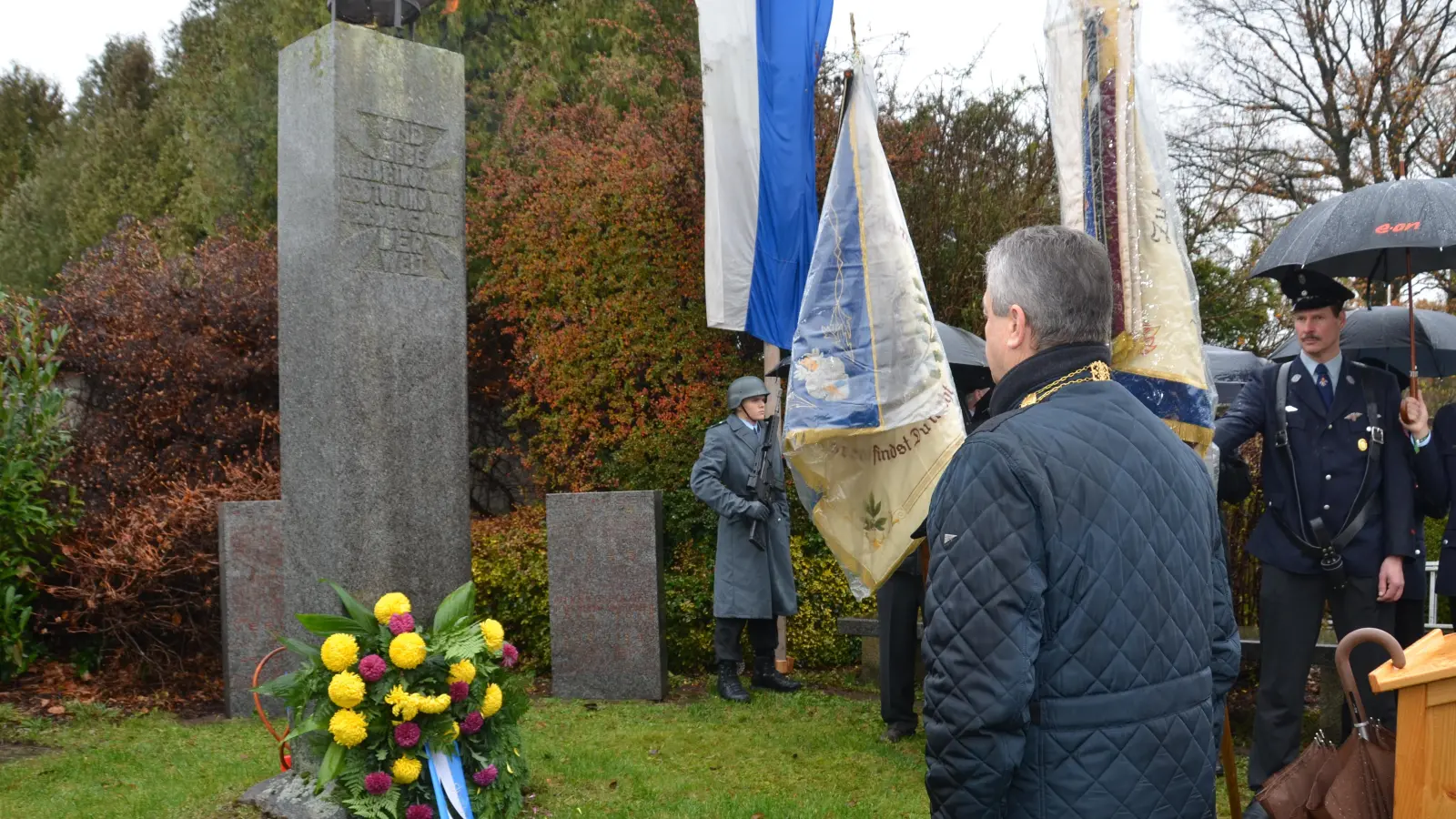 Gedenken zum Volkstrauertag auch beim Mahnmal in Altenstadt bei Vohenstrauß. Bürgermeister Andreas Wutzlhofer fand in seiner Rede klare Worte. (Bild: dob)