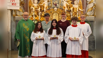 Pfarrer Anton Witt, Sydney Kraus, Greta Hausner und Gabriel Hecht, sowie PGR-Sprecherin Bettina Männer , Oberminisiranten Josepha Wifling und Lukas Wurm. (Bild: Lukas Forster)