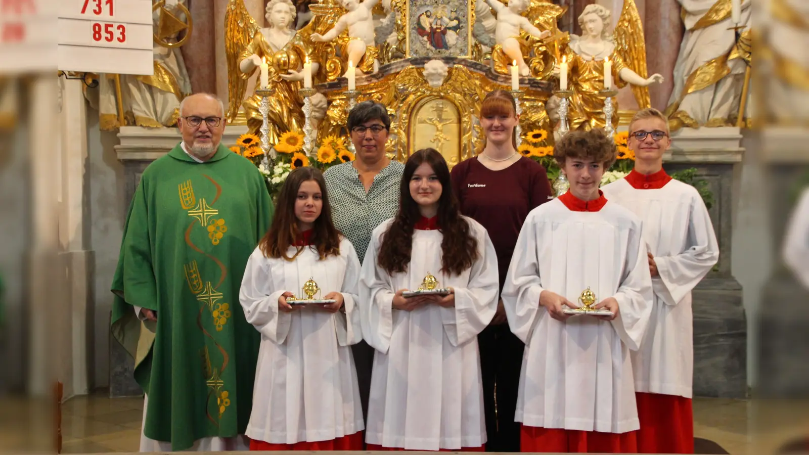 Pfarrer Anton Witt, Sydney Kraus, Greta Hausner und Gabriel Hecht, sowie PGR-Sprecherin Bettina Männer , Oberminisiranten Josepha Wifling und Lukas Wurm. (Bild: Lukas Forster)