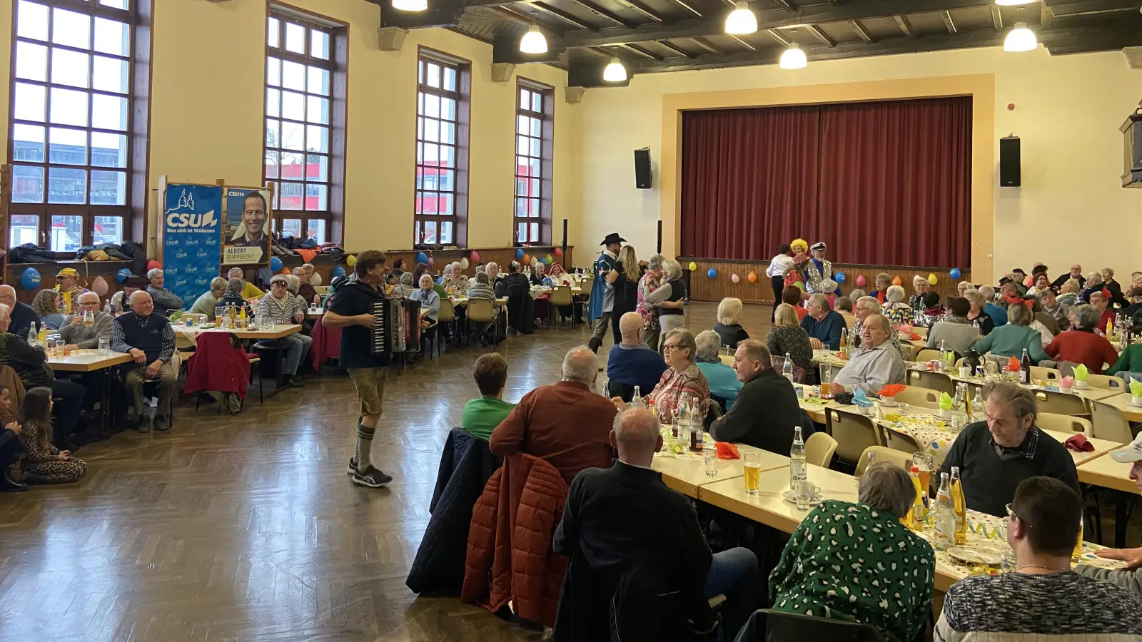 Fasching 60+ in der Stadthalle Waldsassen mit Musiker Walter Kobl (Bild: Markus Scharnagl)