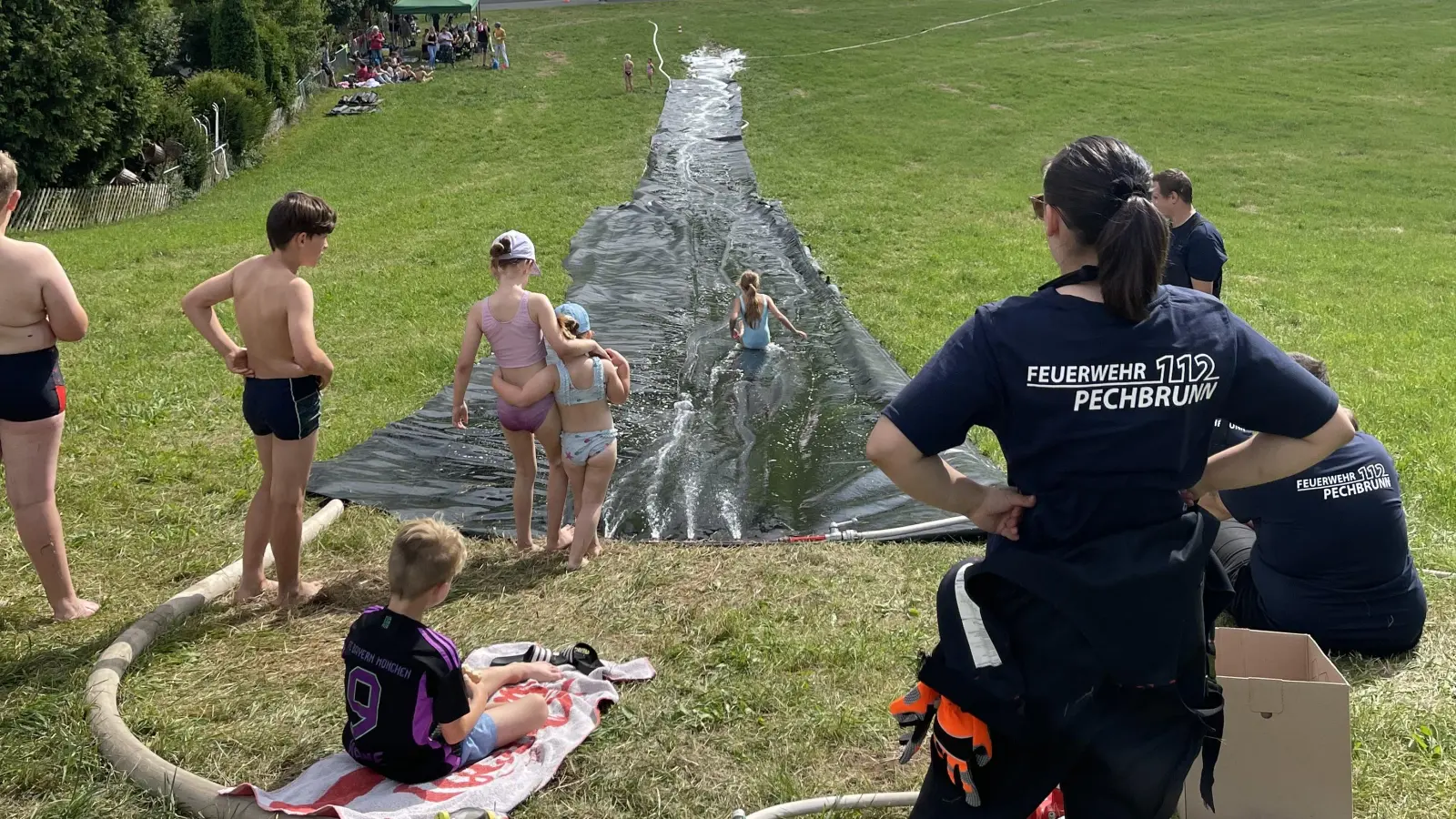 Über 100 Meter lang war die Wasserrutsche der Feuerwehr Pechbrunn. (Bild: Thomas Döhler)