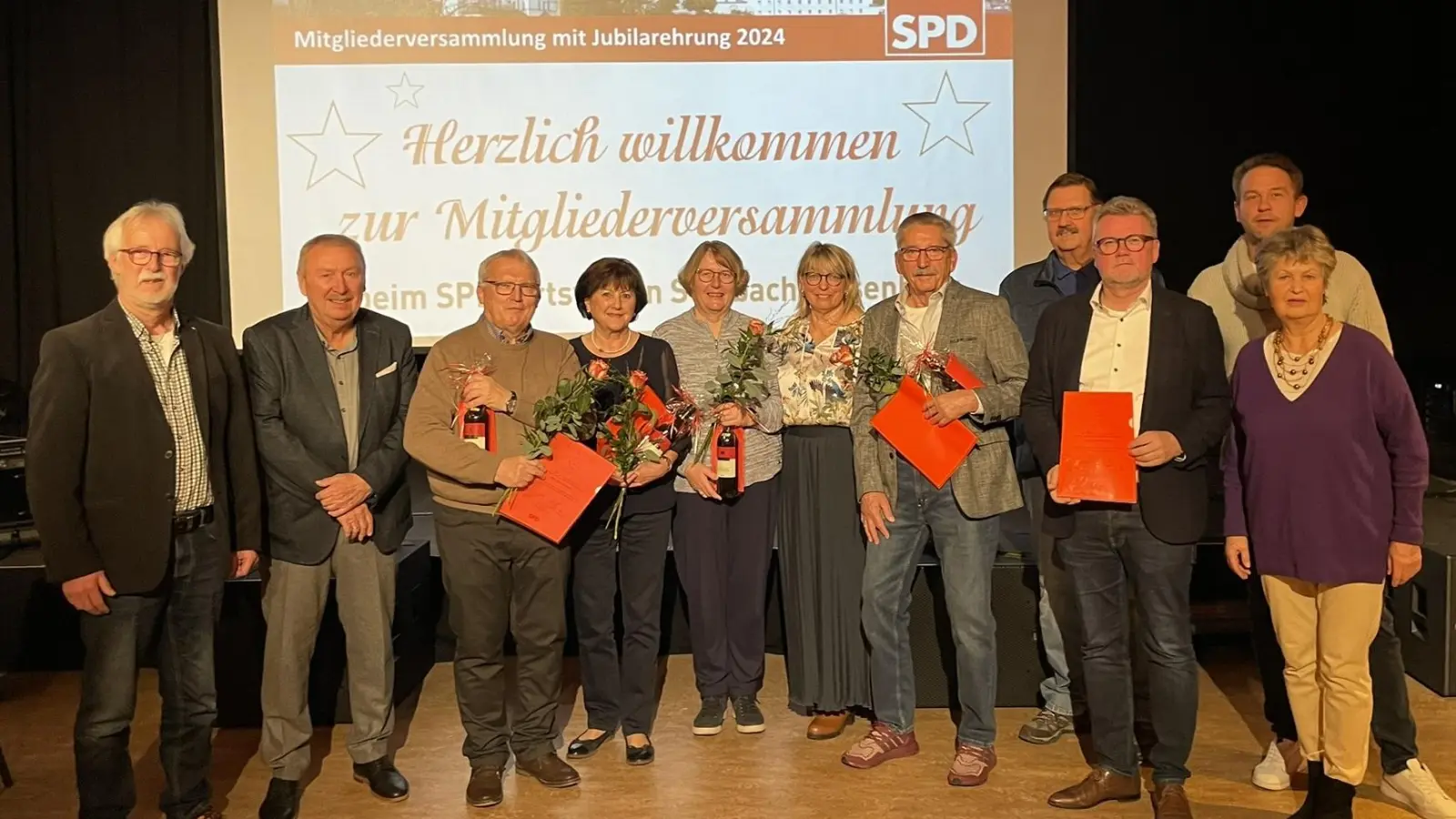 Von links: Stellvertr. Vorsitzender Dr. Thomas Steiner, Fraktionsvorsitzender Joachim Bender, Franz Kübert, Theresia Eichler, Brigitte Kübert, Vorsitzende Bettina Moser, Jürgen Delle, Joachim Räder, Michael Göth, Stellvertr. Vorsitzender Jörg Jäger, 3. Bürgermeisterin Hildegard Geismann  (Bild: Dieter Pilhofer)