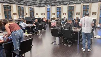 Volles Haus mit über 60 Teilnehmenden von Jung bis Alt bei der sechsten Boardgames-Night im Landratsamt Tirschenreuth. (Bild: Rainer Seidel )