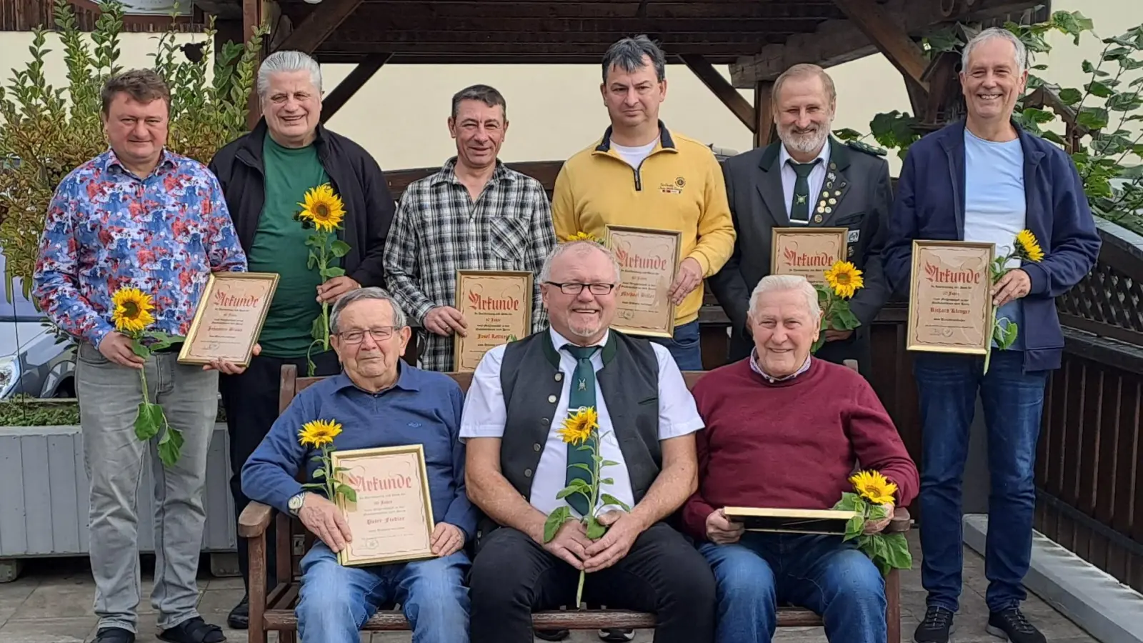 Die anwesenden geehrten Mitglieder, ( sitzend von links nach rechts ) Peter Fiedler, Schützenmeister Karl Eckert und Fritz Geitner. Dahinter, Johannes Braun, Adolf Praschl, Josef Lettner, Michael Biller, Josef Appl und Richard Klinger. (Bild: Hans Schlosser)